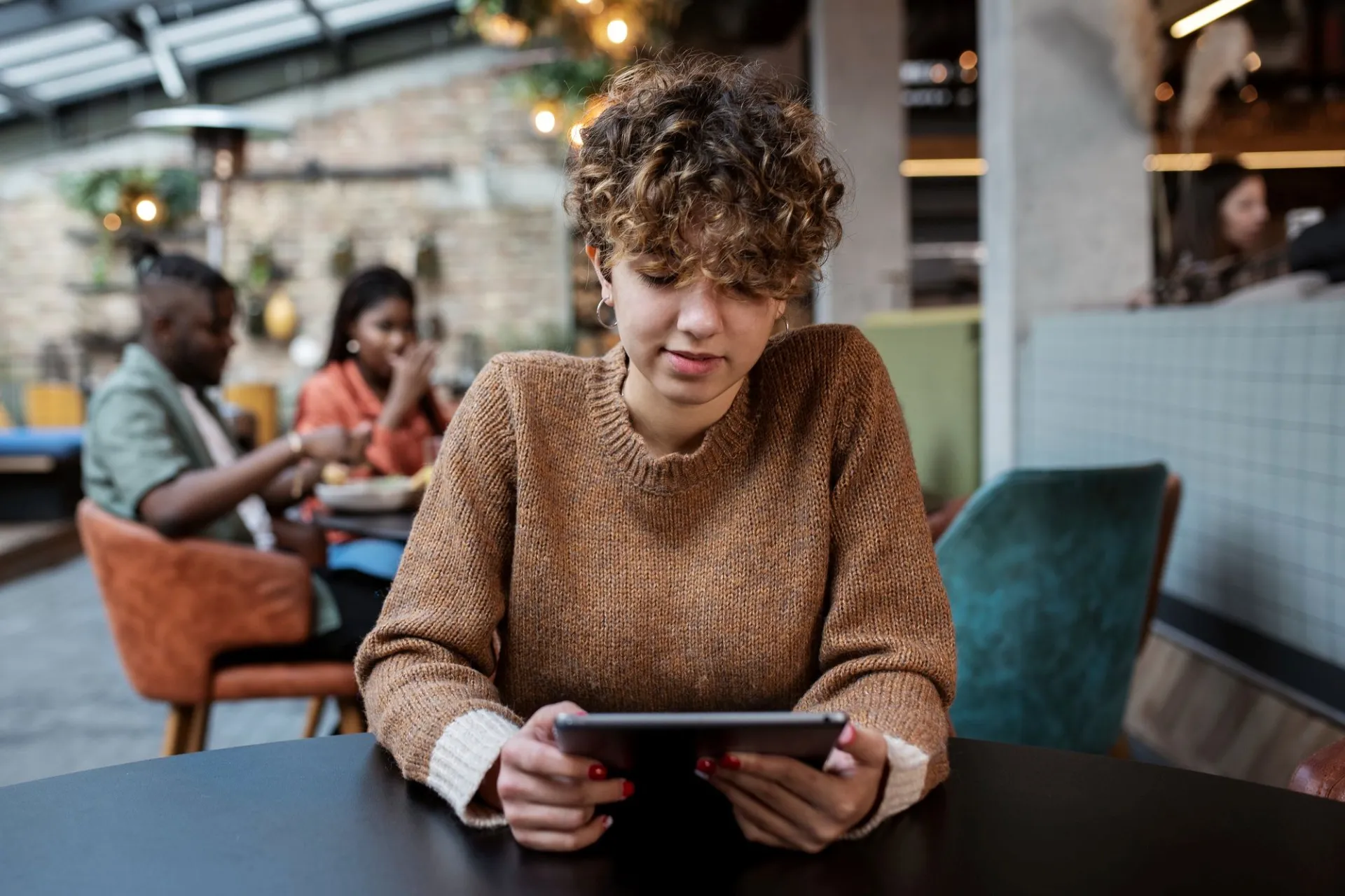 AI And The Human Element: What Audiences Say About The Future Of Journalism And Advertising